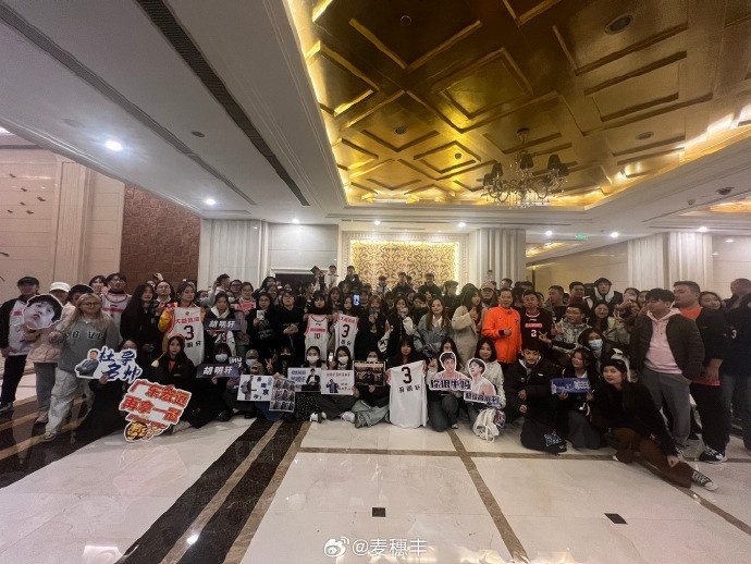 他鄉(xiāng)的感動！許多球迷聚在酒店歡迎廣東男籃歸來 并合照留念